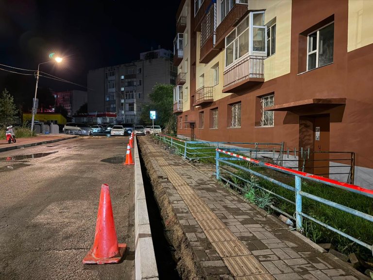 Орон сууцны хороолол дундах авто замын засвар шинэчлэлтийн ажил Лааганы гудамжаас 5 дугаар сургууль хүртэлх туслах авто замын хашлага суурилуулж хийж гүйцэтгэж буй ажлын явцаас